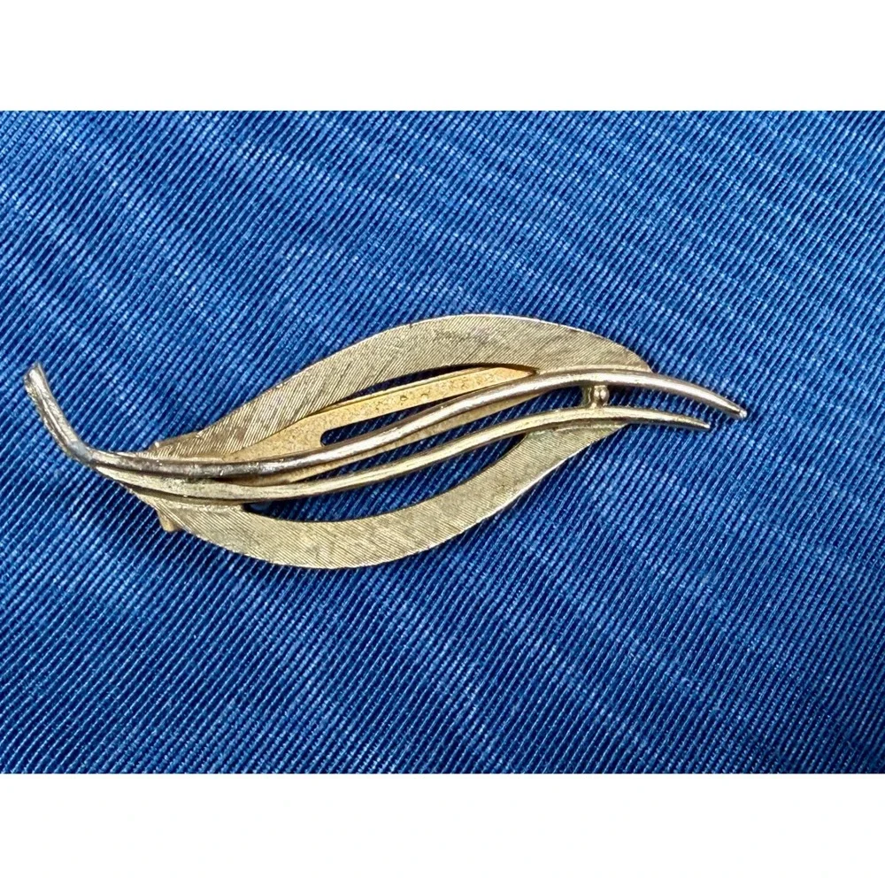 Vintage Gold Tone Leaf Feather Hair Clip Textured Mid Century Style Barrette